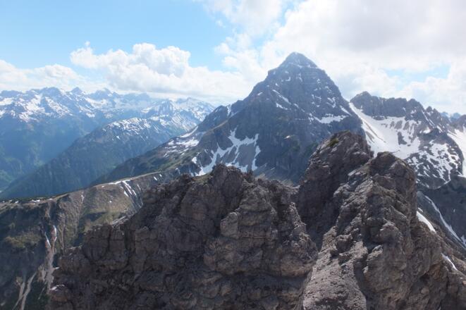 Blick vom Gipfel des Klupperkarturms auf den Hochvogel