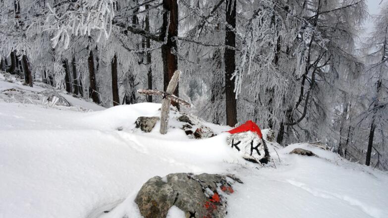 Gameringspitz 1673m, Kreuz bei wenig Schnee (2020)