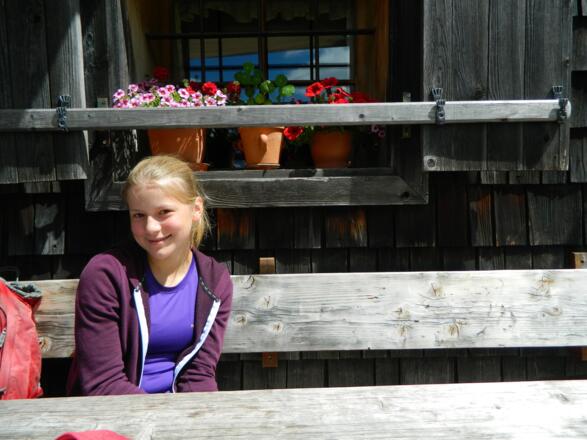 Valerie vorm Blumenfenster