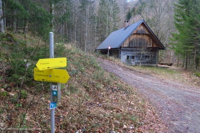 Hütte und Wegweiser zu Ebenforstalm und Parkplatz Anzenbachstraße