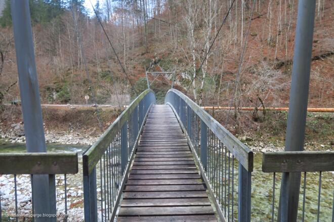 Vor der Hängebrücke