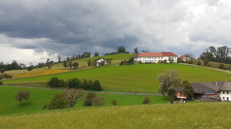 Lichtenhag Aussichtspunkt mit Kreuz hinterm Hof