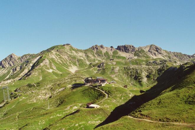 Blick vom Zeigersattel zum Edmund-Probst-Haus und der Nebelhorn-Bergstation