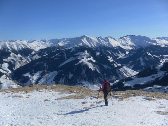 hinab zum Roßkopf Gipfelkreuz, Kramkogel und Türchlwand am Horizont