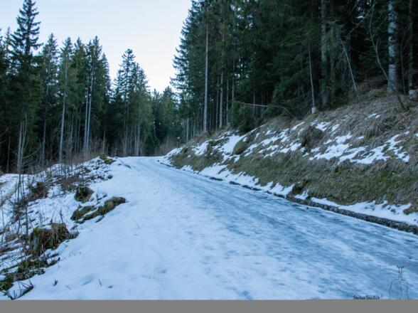 Auch bei extrem wenig Schnee, kann man den Aufstieg zum Kehlstein mit Ski wagen.