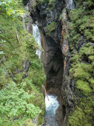Der imposante Wasserfall im Höllbachtobel