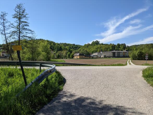 Querung der Bundesstraße. Auf dem Hügel über dem Kirchturm versteckt sich die Burgruine Oberwallsee