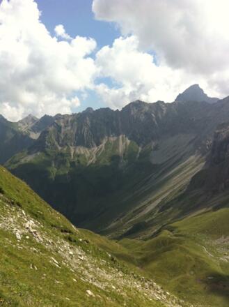 Unter dem Laufbacher Eck, Blick Richtung Wiedemerkopf und Hochvogel