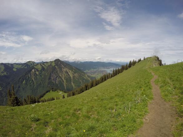 Rückblick zum Bodenschneid, Tegernsee und Wallberg (links)