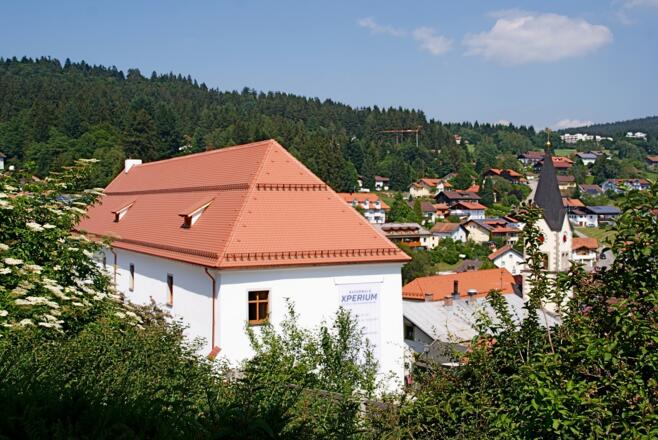 Blick vom Kapellenweg zum Bayerwald-Xperium und St. Englmar