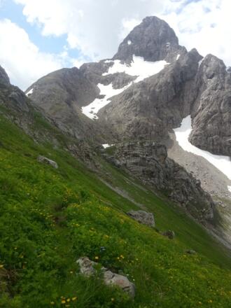 Trettachspitze von NW mit nordseitigem Schneefeld. Die Route erfolgt am linken Rand des Schneefeldes bis zur Querung auf den Grat.