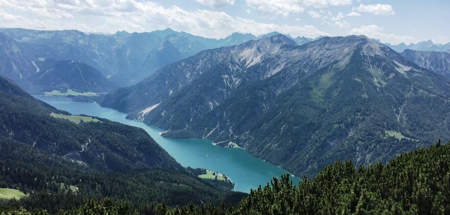 Blick auf Achensee und Karwendel (im Abstieg)