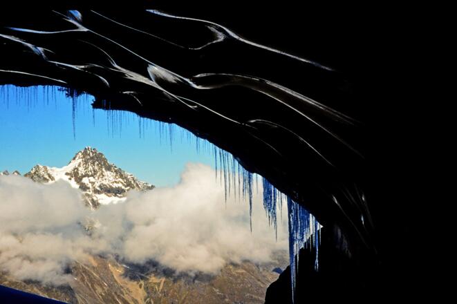 Ausblick aus dem Gletschertor des Rötkarlferners zur Rofelewand