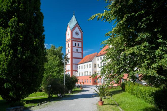 Der Turm der Scheyerner Klosterkirche ist ein Blickfang.
