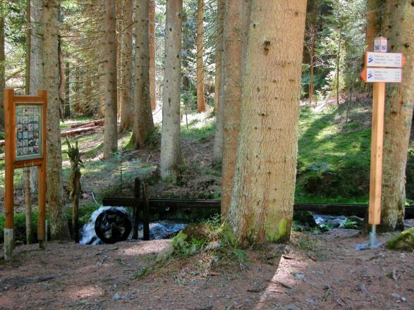 Riedbachtal-Wasserrad und Info-Tafel