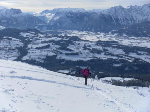Wiederanstieg über die Südwestflanke. Tennen- und Hagengebirge, dahinter der Hochkönig