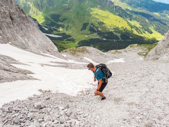 Der Abstieg erfolgt über den sogenannten &quot;Rachen&quot;, der ziemlich steil ist und aus sehr viel Geröll besteht.