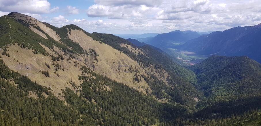 Links der Abstieg von der Notkarspitze Rg. Süden, rechts unten versteckt die kleine Schlucht