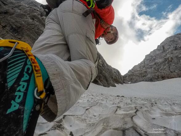 Mit Steigeisen den sehr steilen Gletscher aufwärts.