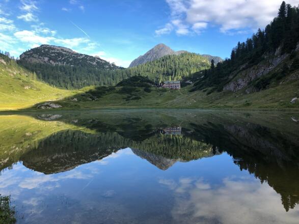 Kärlingerhaus und Spiegelung im Funtensee
