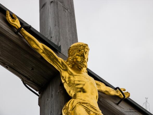 Goldener Herrgott auf der Wasserwand.