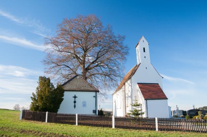Die Kirche von Ilmried steht kurioserweise außerhalb des Ortes