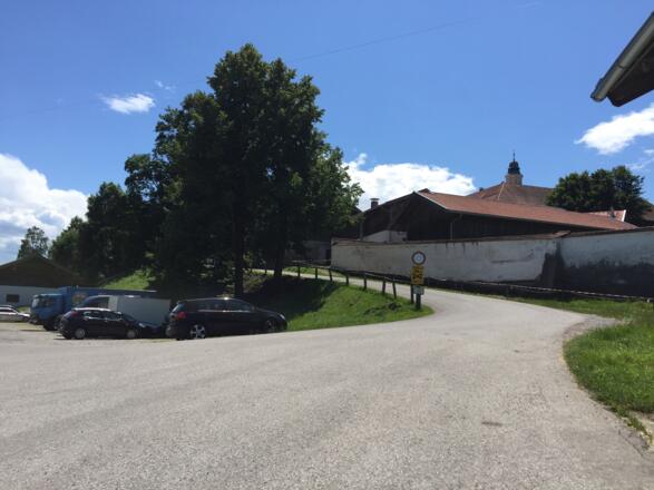 Auffahrt zum Hintereingang Klosterstüberl Reutberg