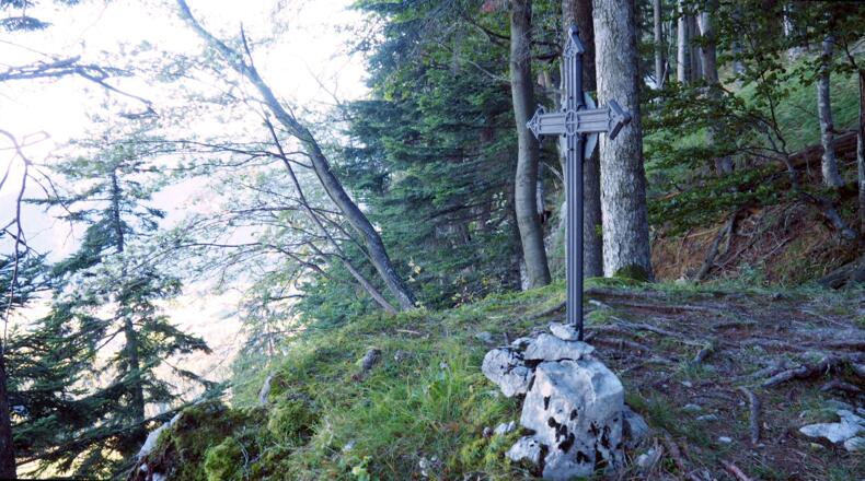 Gedenkkreuz links vom Steig 974m