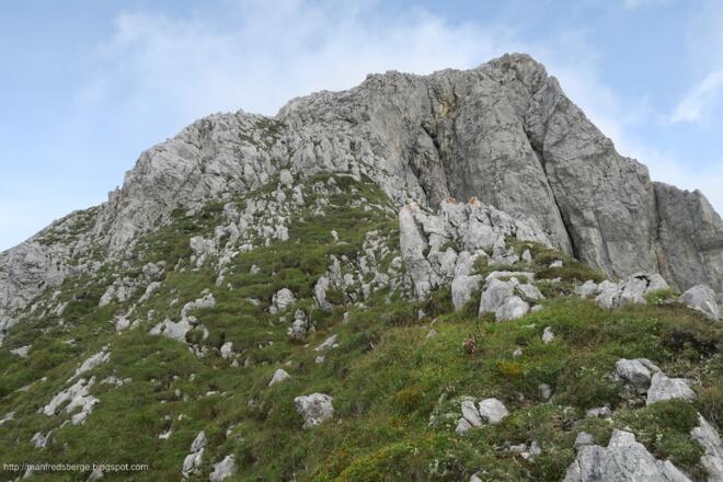 Zuerst im steilen Gras höher, danach mehr am Fels