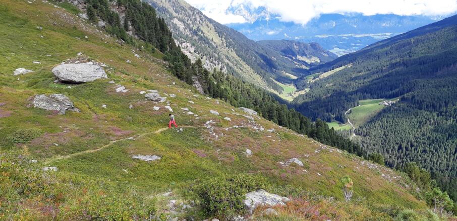 Auf dem Weg ins Gamskar. Unten das Voldertal Richtung Inntal, rechts die Vorbergalm.