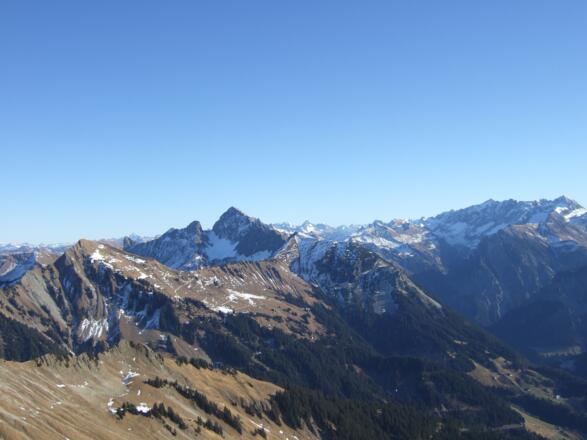 Herrliche Aussicht - in der Mitte der Zitterklapfen, links der Analpergart