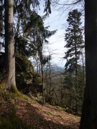 schöne Pfad am Berggrat entlang