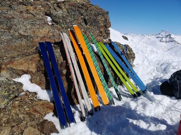 Schidepot auf der kleinen Scharte unterhalb der Heidelbergerspitze