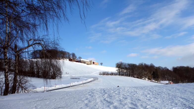 640m, in der Senke 630m rechts unterm Hof vorbei