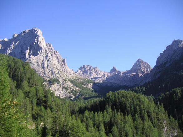 Seekofel links über dem Laserzkessel von der Dolomitenhütte gesehen