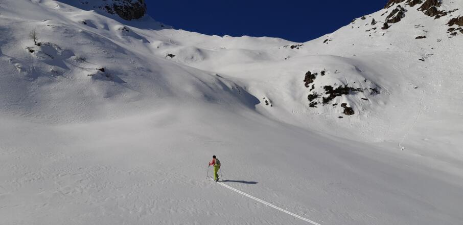 ... Verflachungen. Die Geländekammer für den weiteren Anstieg ist gut einsehbar.