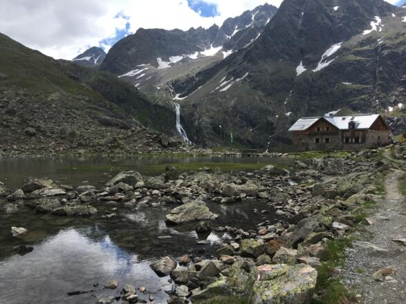 Der See und seine Hütte