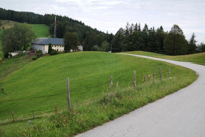 Der Kronbauer, ehemals eine Jausenstation. Die Asphaltstraße endet hier.