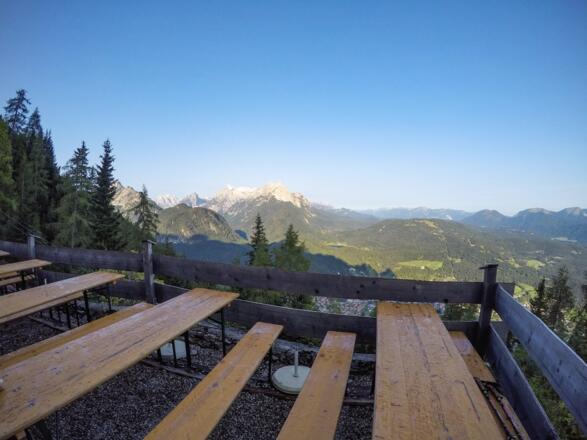 Morgendliche Aussicht von der Terrasse der Mittenwalder Hütte