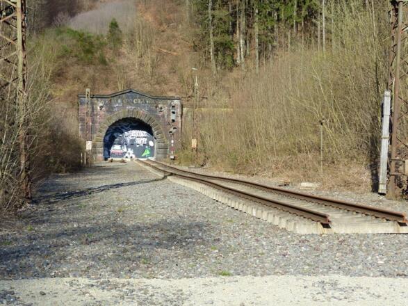 Tunnelportal des Schwarzkopftunnels der ehemaligen Spessartrampe