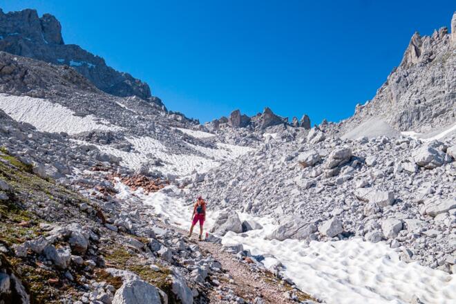 Aufstiegsweg zum Drusator, das bei den Felszacken liegt.