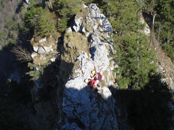 Ausgesetzt um den Vorzacken herum hangeln.