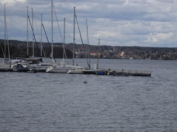 Segelhafen Bernried (im April), hinten Tutzing