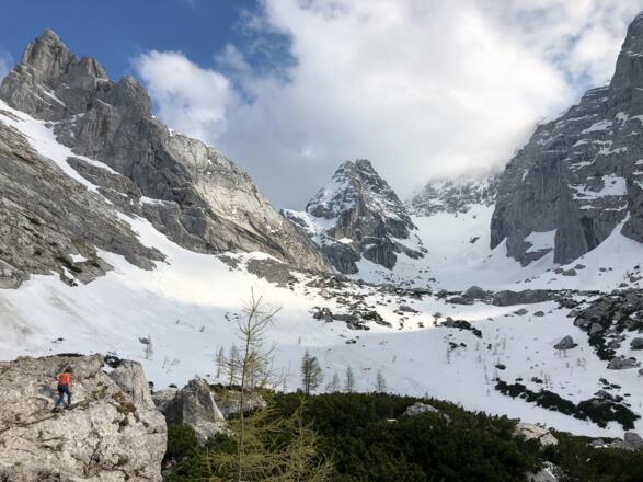 Schärtenspitze (links), Blaueisspitze (Mitte) und Hochkalter (in den Wolken) von der Blaueishütte
