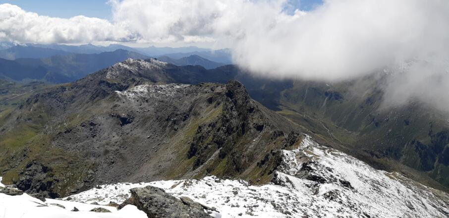 Blick vom Gipfel auf den weiteren Gratverlauf bis zum Naviser Jöchl: Sunntiger, Seekarspitze, Naviser Sonnenspitze.