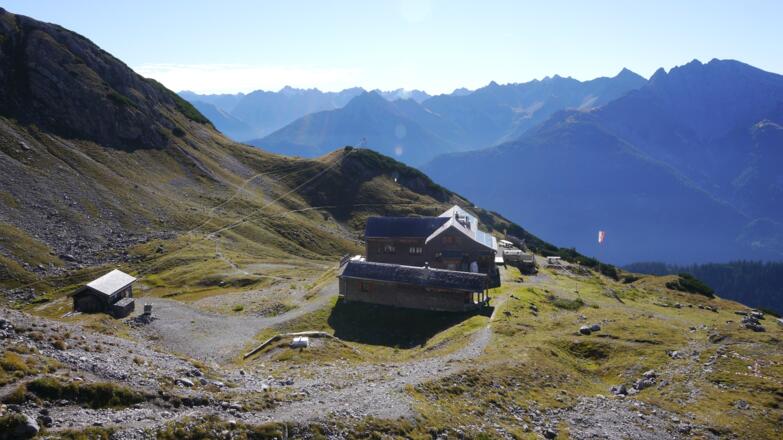 Die Hermann von Barth-Hütte mit Bergpanorama