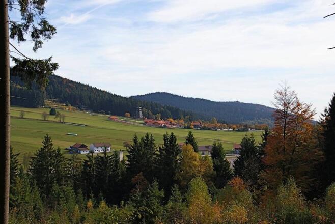 Anstieg nach Maibrunn: Blick zur Sommerrodelbahn hinüber
