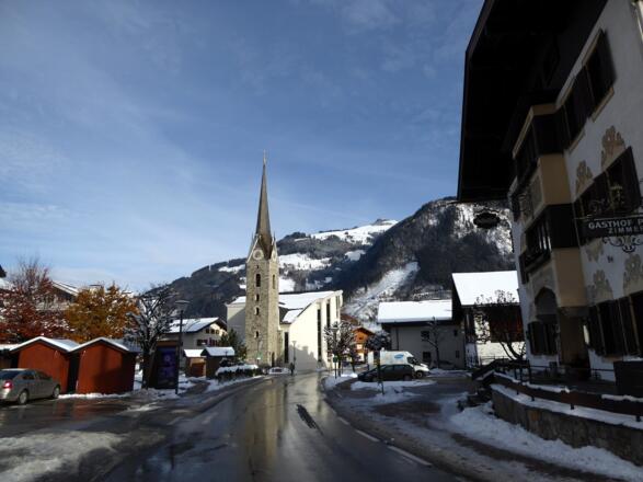 Die Pfarrkirche Maishofen und gegenüber der Gasthof Post, das Elternhaus von Anton Faistauer.