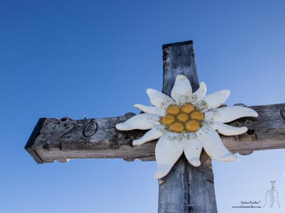 Das schöne Edelweiß am Kreuz.