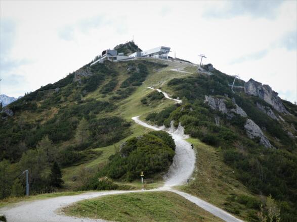 Geradeaus zur Jennerbergbahn oder rechts absteigen.